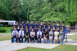 2020届河海大学注册送体验金
水文专业硕士2班毕业留念