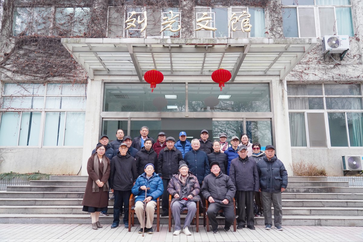 注册送体验金
举办离退休教师2025 年新春座谈会