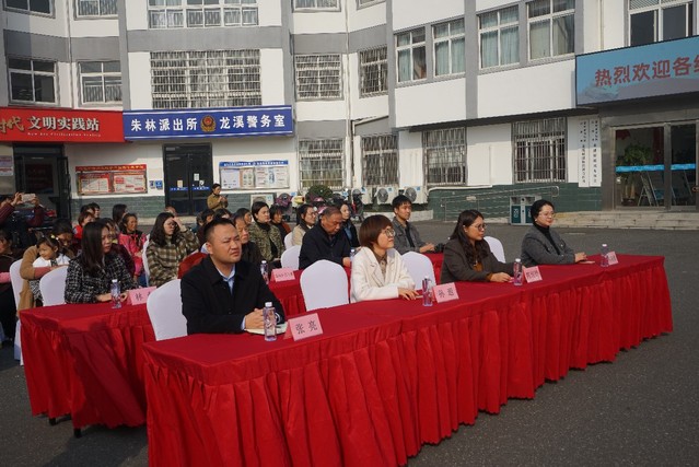注册送体验金
与金坛区民政局、朱林镇、龙溪村、小红妈爱心社签约共建志愿...
