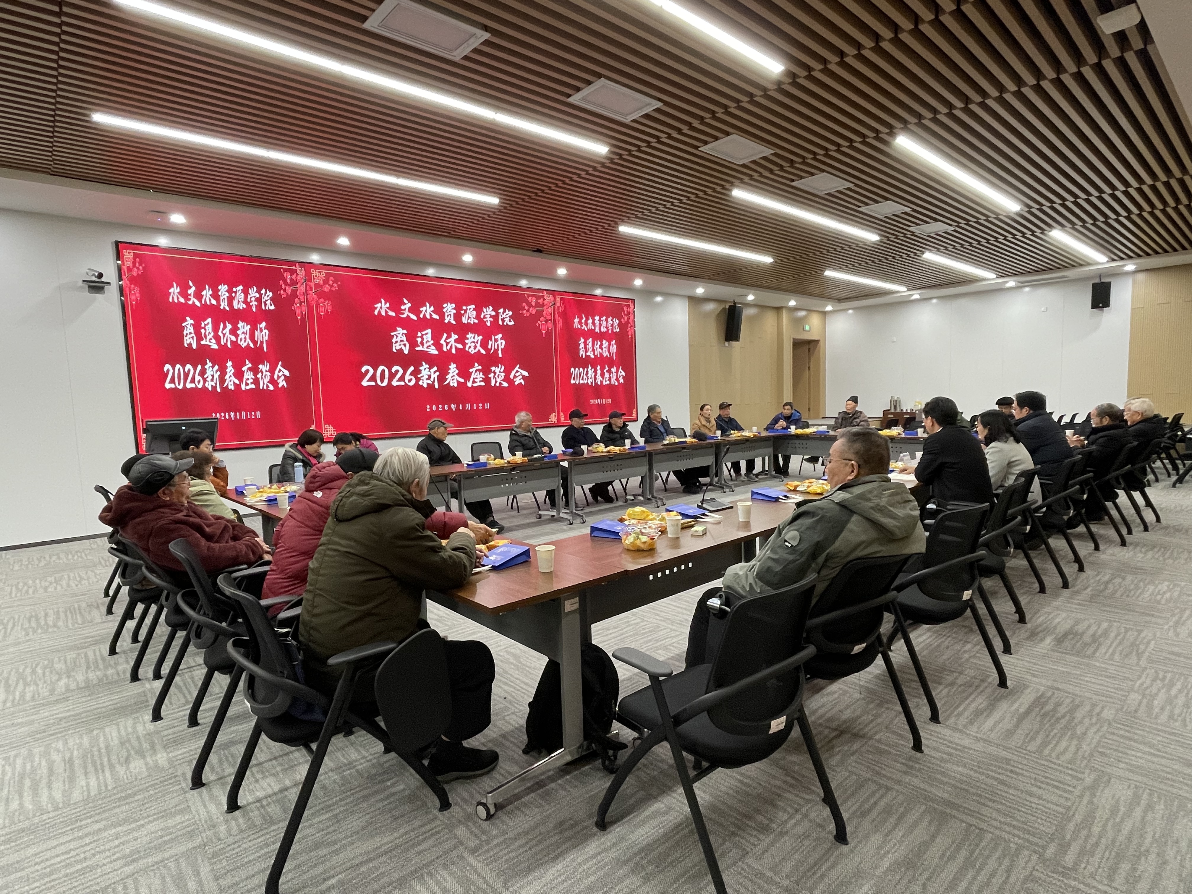 注册送体验金
举办退休教师迎新春活动