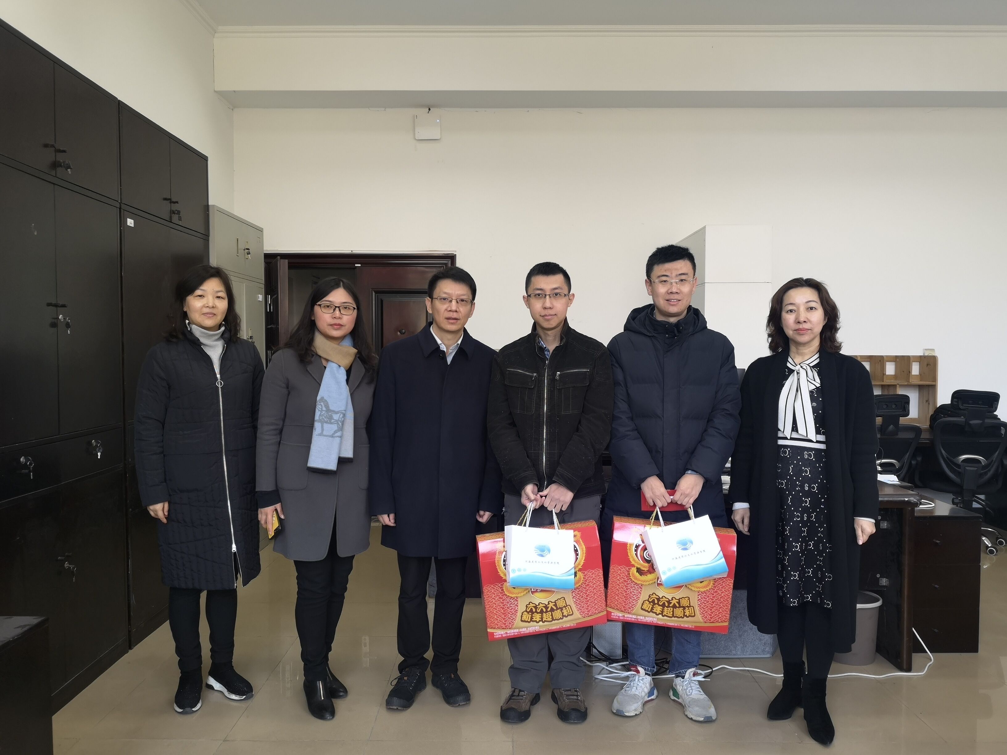 注册送体验金
领导看望慰问留校师生