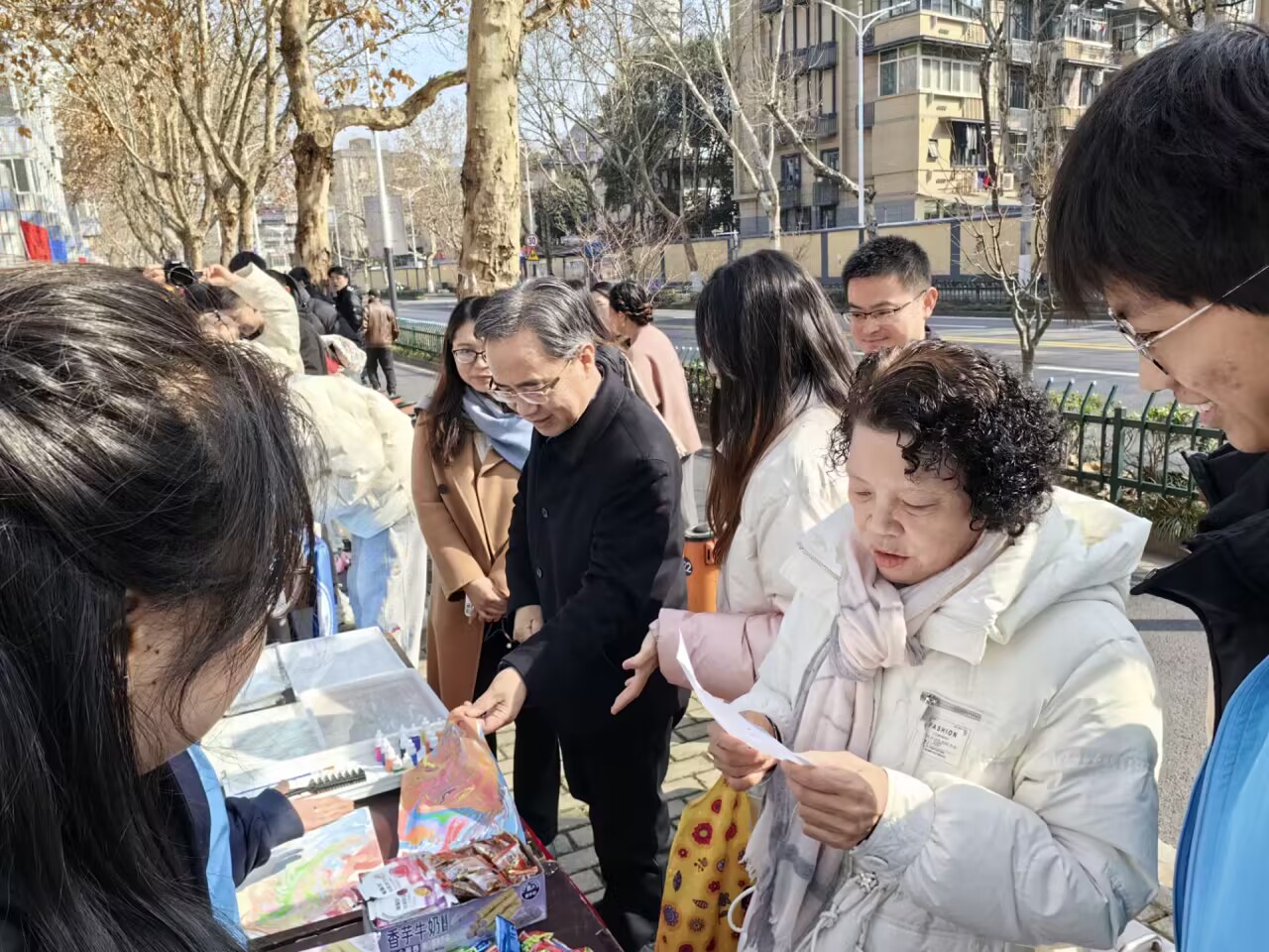 注册送体验金
参加河海大学2024年“学雷锋一条街”活动