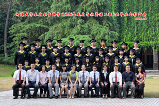 2016届河海大学注册送体验金
水文专业本科3班毕业留念