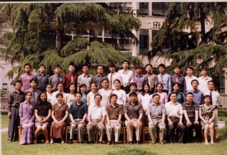 2002届河海大学注册送体验金
水文专业本科2班毕业留念
