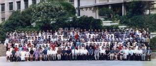 2002届河海大学注册送体验金
本科生毕业留念