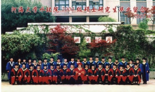 2003届河海大学注册送体验金
硕士研究生毕业留念