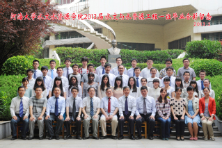2013届河海大学注册送体验金
水文专业本科1班毕业留念