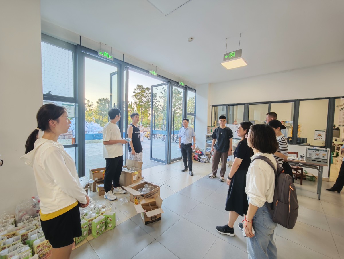 注册送体验金
领导携手班导师、辅导员走访慰问搬迁学生